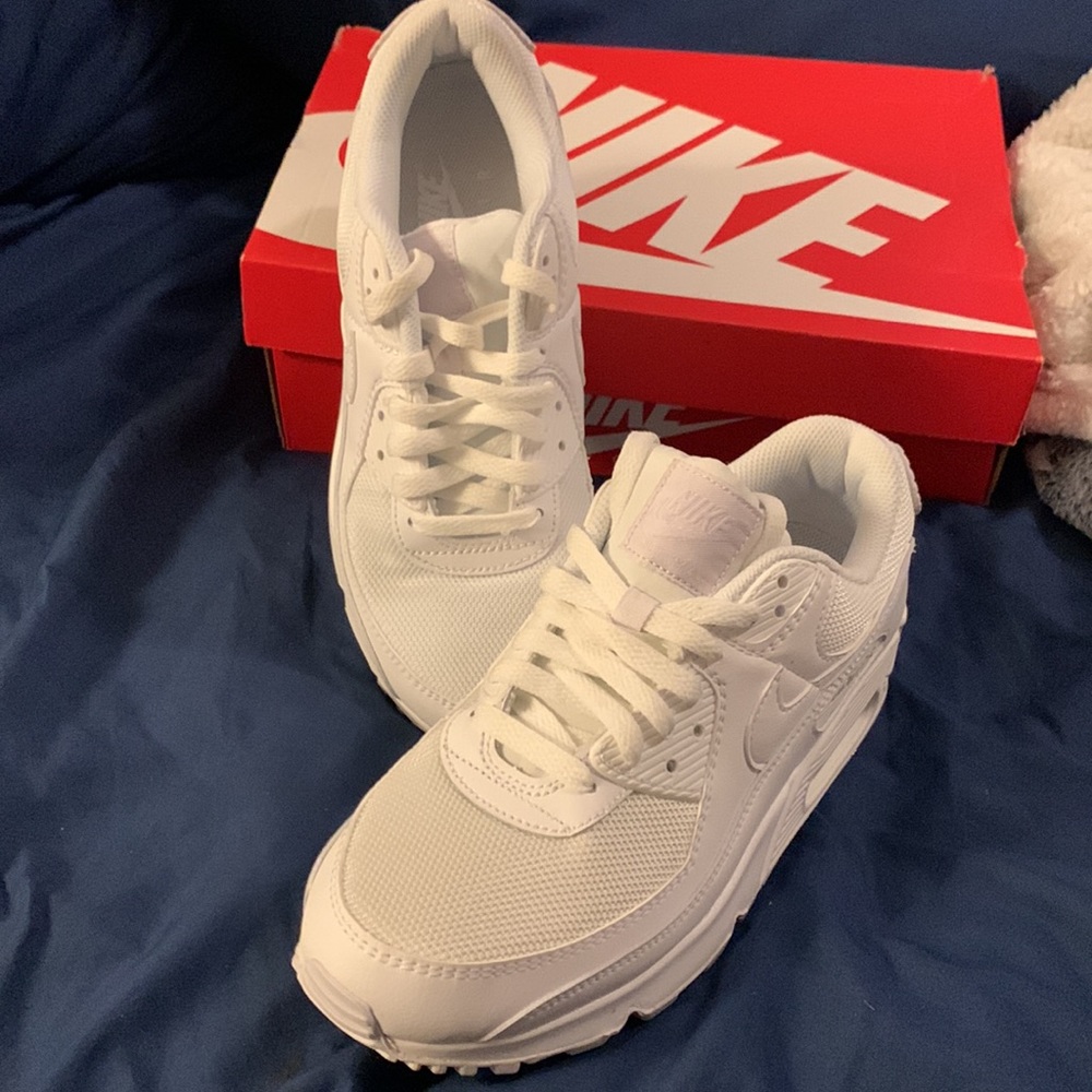 BEAUTIFUL BNIB NIKE AIR SIZE 9.5 SNEAKER